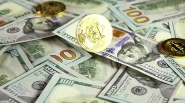 Bir sürü 100 dolarlık banknot tüm masayı kapsıyor. Bitcoin para demetine düştü. Yavaş çekim