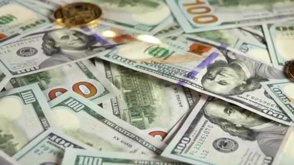 Rengeteg 100 Dolláros Bankjegy Borítja Egész Asztalt Bitcoin Egy Rakás — Stock videók