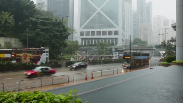 Lluvias Fuertes Calle Hong Kong Tráfico Coches Autobuses Dos Pisos — Vídeo de stock