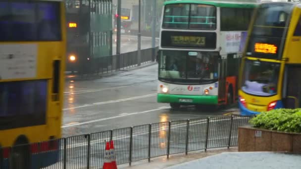 Duża Ulewa Ulicy Hong Kongu Korki Samochody Dwupiętrowe Tramwaje Autobusy — Wideo stockowe