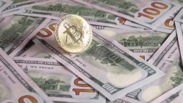 Spousta Stodolarových Bankovek Pokrývá Celý Stůl Bitcoin Otáčí Uprostřed Zpomalený — Stock video