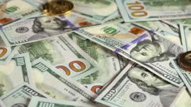 Masayı bir sürü 100 dolarlık banknot kaplıyor. Bitcoin bir avuç banknota düştü. Yavaş çekim