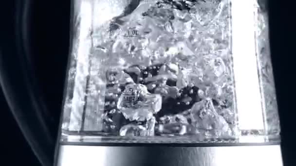 Glaswaterkoker Een Zwarte Achtergrond Close Kokend Water Creëert Veel Bubbels — Stockvideo