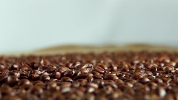 Много Зернового Кофе Столе Несколько Бобов Взлетают Медленное Движение — стоковое видео