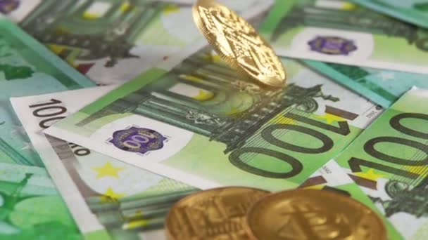 Veel Bankbiljetten Van 100Eur Dekken Hele Tafel Bitcoin Draait Bos — Stockvideo