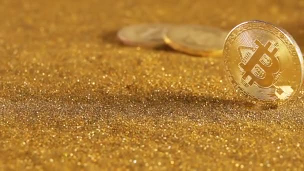 Tisch Mit Goldenem Sand Bitcoin Rotiert Und Streut Blendungen Zeitlupe — Stockvideo