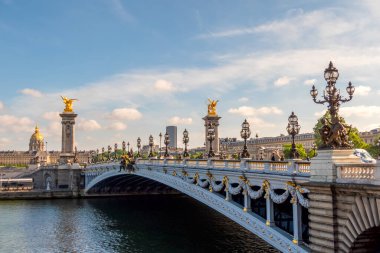 Fransa. Paris 'te güneşli bir yaz günü. Üçüncü İskender 'in köprüsü