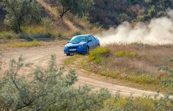 Aurinkoinen Kesäpäivä Rata Ralliin Auto Ajaa Käännöksen Läpi Tekee Paljon — kuvapankkivalokuva