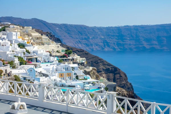 Griekenland Een Zonnige Zomerdag Caldera Van Santorini Island Rotsachtige Kust — Stockfoto