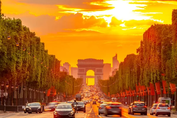 Frankrike Gyllene Sommarsolnedgången Champs Elysees Paris Triumfbåge Och Biltrafik — Stockfoto