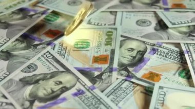 Masada bir sürü 100 dolarlık banknot var. Bitcoin dönüyor. Yavaş çekim