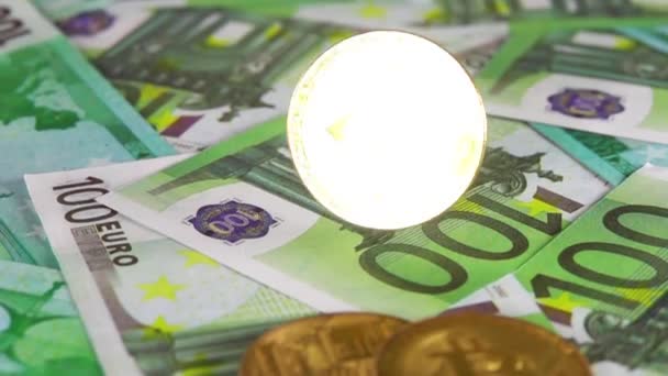 Sok 100 Eurobankjegy Néhány Bitcoin Van Asztalon Egy Bitcoin Leesik — Stock videók