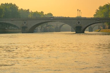 Fransa. Paris 'te Seine nehri üzerinde taş köprüler ve altın gün batımı