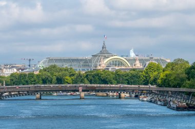 Fransa. Paris 'te yaz günü. Büyük Saray 'ın çatısı ve konut mavnaları Seine Nehri' nin setine demirlemiş durumda.