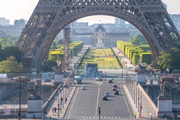 巴黎的埃菲尔铁塔和马尔斯广场夏日阳光明媚的早晨 几乎没有游客和汽车在Jena桥上 — 图库照片