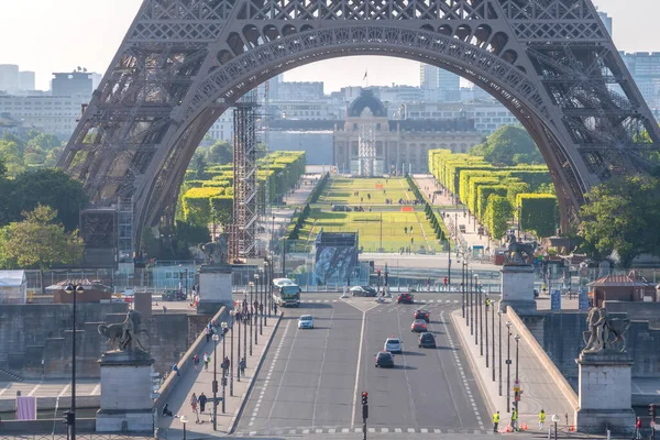 Fransa. Paris 'teki Eyfel Kulesi ve Champ de Mars. Güneşli bir yaz sabahında Jena Köprüsü 'nde çok az turist ve araba vardı.