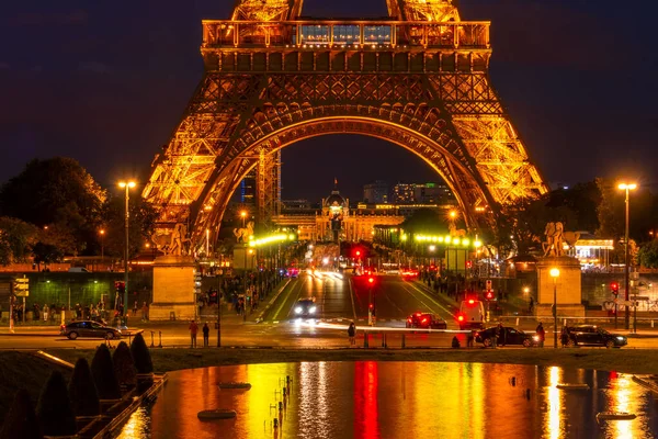 2019年5月28日 埃菲尔铁塔附近的交通工具和游客 夜间照明 Trocadero花园残破喷泉的反思 — 图库照片