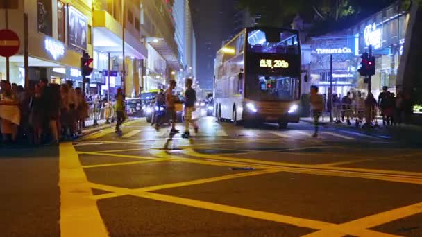 Hong Kong April 2016 Nachtstraat Veel Auto Bussen Voetgangers Bewegen — Stockvideo