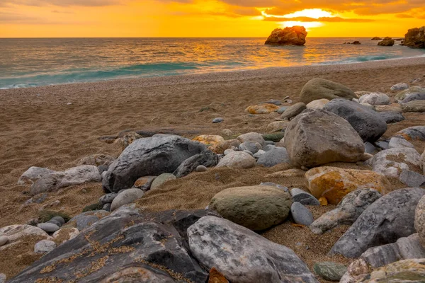Beach Coarse Sand Colorful Stones Golden Sunset Calm Sea — Stock Photo, Image