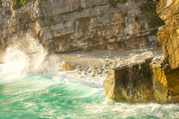 Cliffs Small Rocky Beach Seashore Early Morning Surf Splashes — Stock Photo, Image