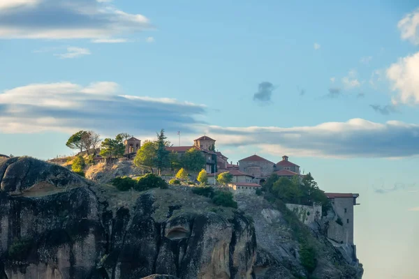 Ελληνικά Μετέωρα Ηλιόλουστη Καλοκαιρινή Βραδιά Μονή Cliff — Φωτογραφία Αρχείου