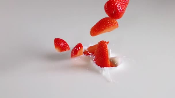 Surface Laiteuse Calme Plusieurs Morceaux Fraises Tombent Créent Beaucoup Éclaboussures — Video