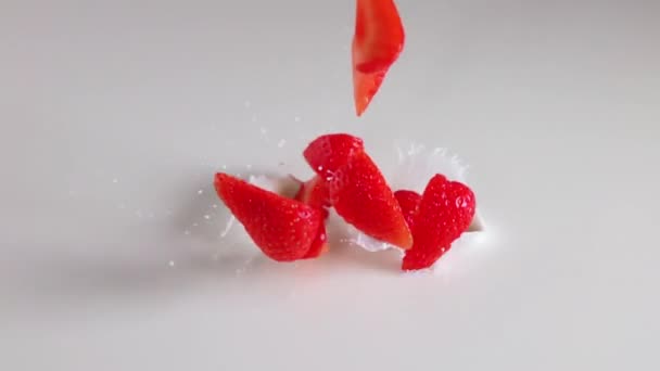 Plusieurs Morceaux Fraises Tombent Avec Éclaboussures Dans Lait Mouvement Lent — Video