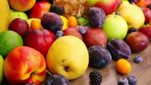 果物とベリーとジュース — ストック動画