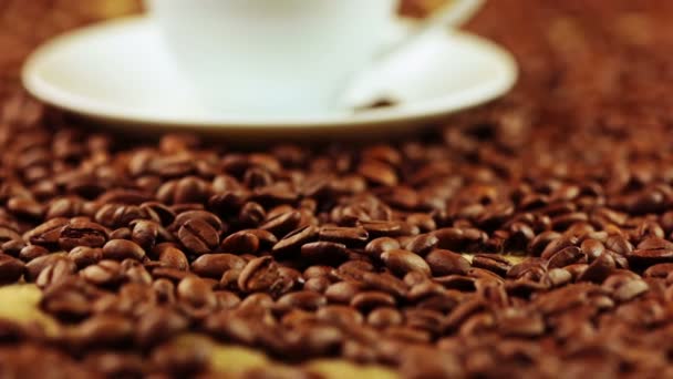 Кофейные зерна и чашка кофе — стоковое видео