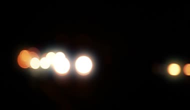 Geceleri araba farlar. defocused