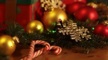 Noel natürmort ve mumlar ve çelenk