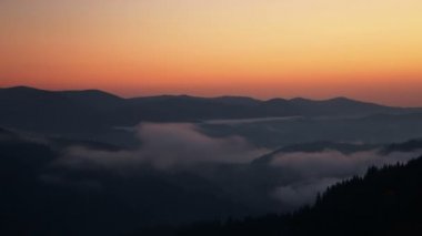 Şafak siste ormanlık dağlar. Zaman atlamalı