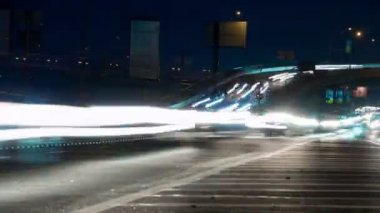 Gece şehirde trafik. Zaman atlamalı