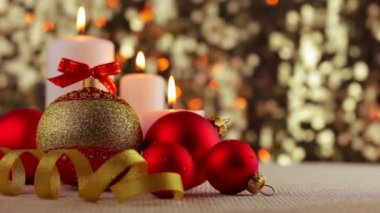 Noel baloları ve yanan mumlar