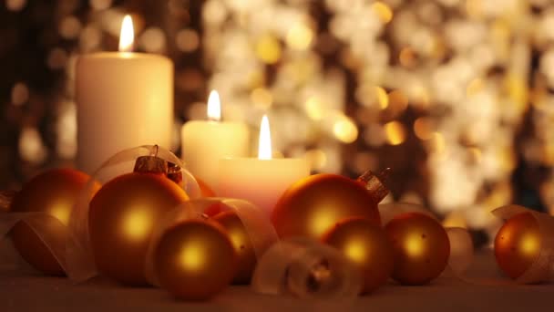 Candele e palle di Natale. Cambiare la luce — Video Stock