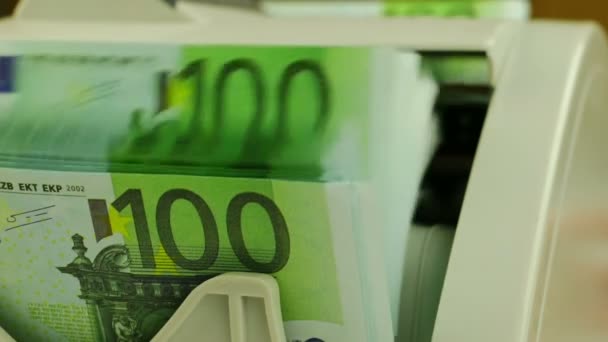 Geld tellers en 100-Euro-bankbiljetten — Stockvideo