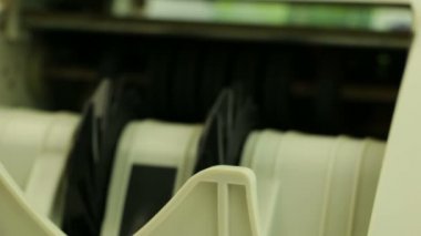 Banknot sayaç ve 100 Euro yığını