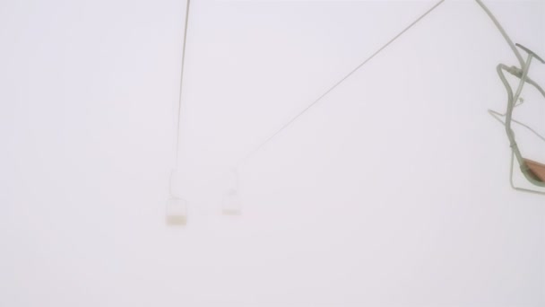Elevador de esqui vazio no nevoeiro — Vídeo de Stock