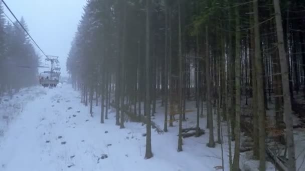 Skilift en el bosque con nevadas — Vídeos de Stock