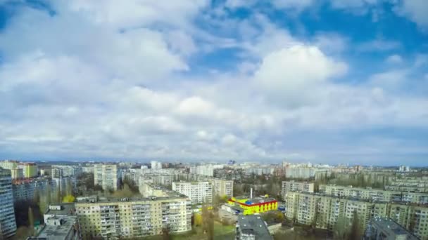 Nubes sobre la ciudad — Vídeo de stock