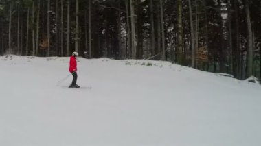 Kar yağışı ve kız kayakçı