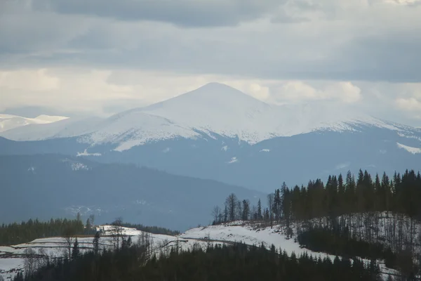 Hög bergstopp i dimma — Stockfoto