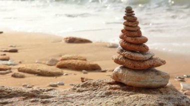 Piramit taş sörf arka plan üzerinde