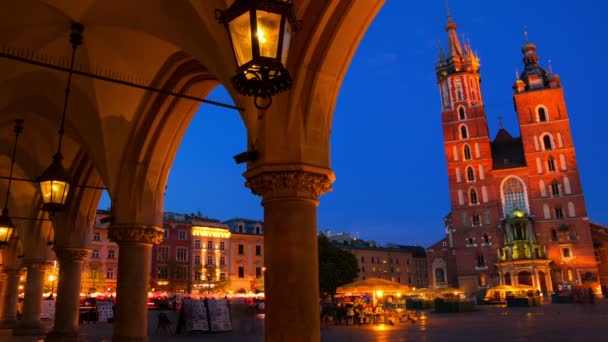 Noche en la Plaza del Mercado de Cracovia. Cronograma — Vídeo de stock