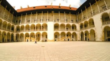 Wawel Kalesi ve turistler. Timelapse