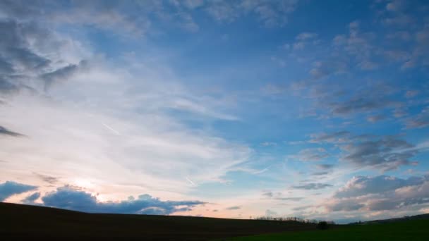 Sonnenuntergang über den Feldern von Mähren. Zeitraffer — Stockvideo