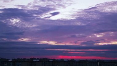 kentin çatıları üzerinde akşam gökyüzü. zaman atlamalı