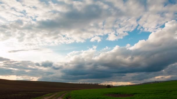 Céu dramático sobre os Campos Intermináveis. Tempo de Caducidade 4K — Vídeo de Stock