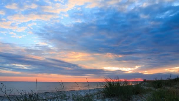 Céu dramático e pôr-do-sol sobre a praia. Tempo de Caducidade 4K — Vídeo de Stock
