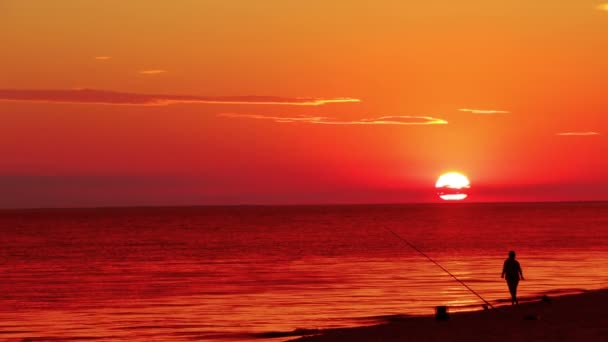 Fiskares och solnedgång över havet — Stockvideo